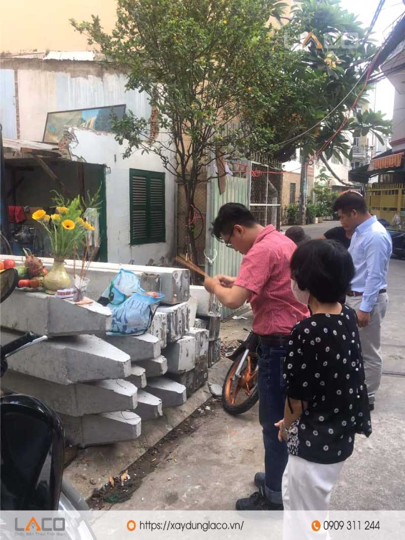xây nhà trọn gói laco cúng động thổ để khởi công xây dựng nhà anh Luân tại quận Phú Nhuận